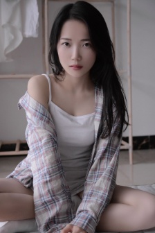 女性去掉所有服装只剩皮肤